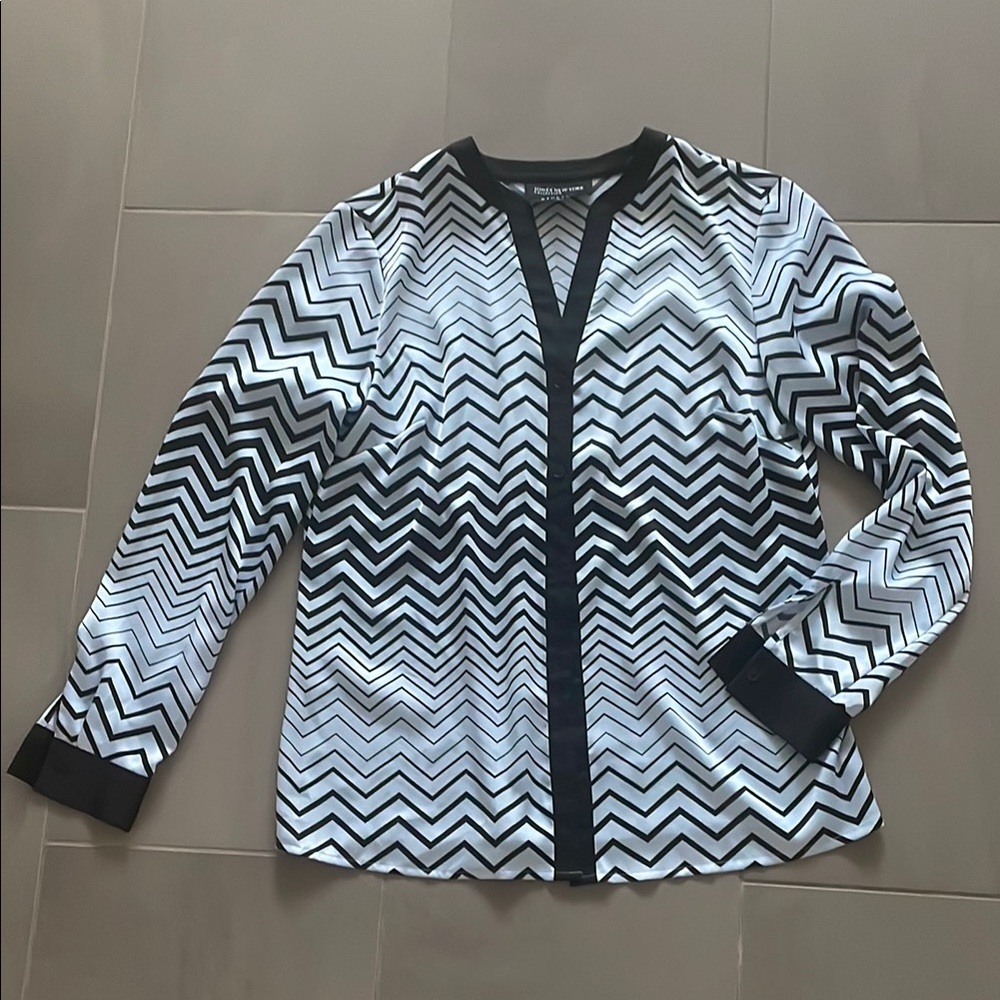 Jones New York Black and blue Chevron Top